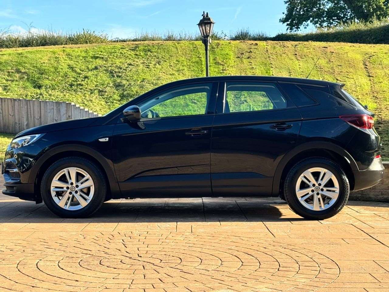 A 2018 VAUXHALL GRANDLAND X 1.5 Turbo D BlueInjection SE SUV 5dr Diesel Manual Euro 6 (s/s) (130 ps) UL A 2018 VAUXHALL GRANDLAND X 1.5 Turbo D BlueInjection SE SUV 5dr Diesel Manual Euro 6 (s/s) (130 ps) UL
