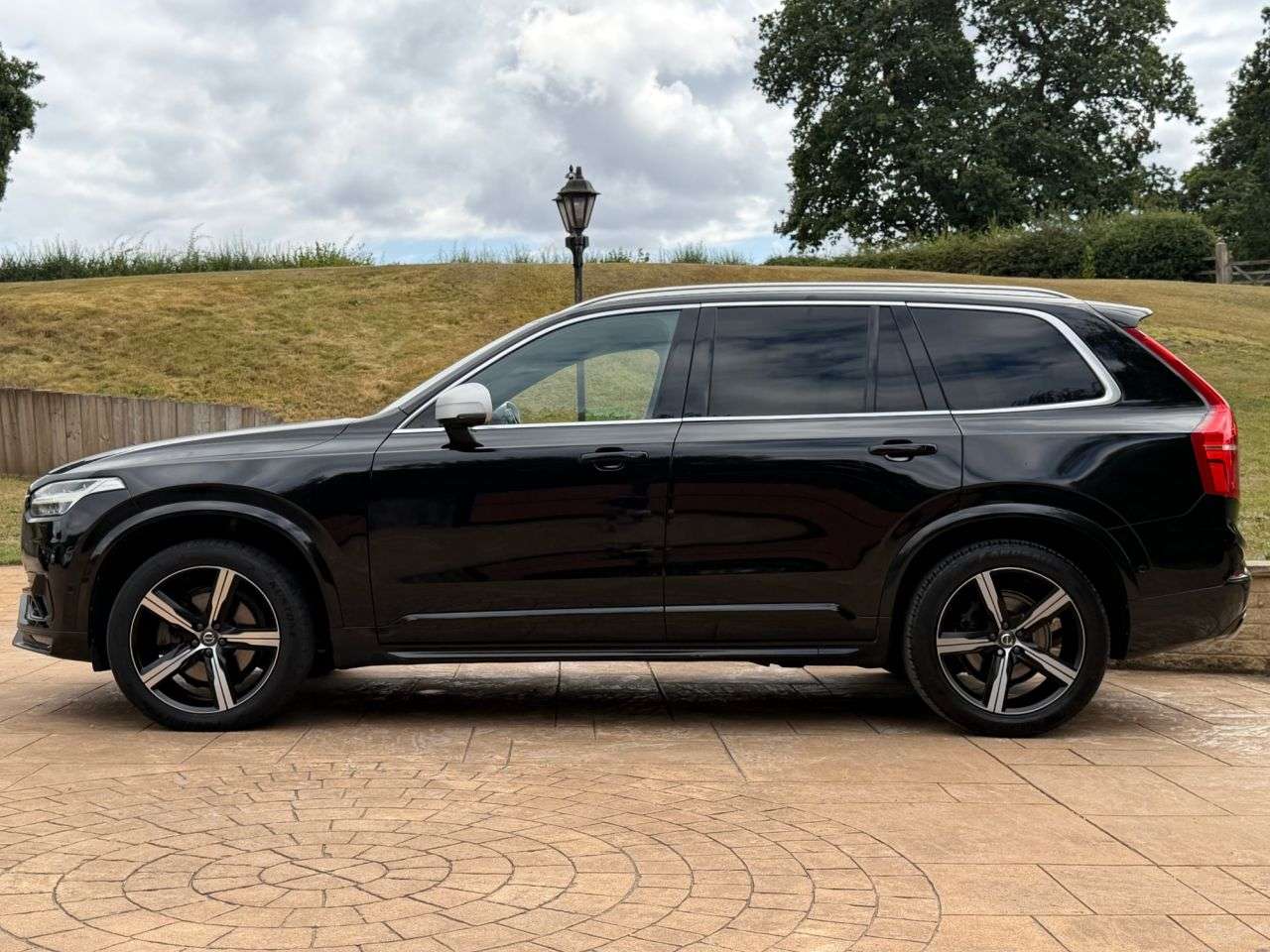 A 2017 VOLVO XC90 2.0 D5 PowerPulse R-Design SUV 5dr Diesel Auto 4WD Euro 6 (s/s) (235 ps) CO A 2017 VOLVO XC90 2.0 D5 PowerPulse R-Design SUV 5dr Diesel Auto 4WD Euro 6 (s/s) (235 ps) CO