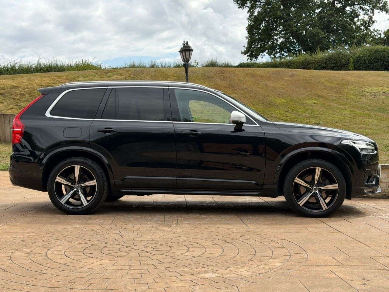 A 2017 VOLVO XC90 2.0 D5 PowerPulse R-Design SUV 5dr Diesel Auto 4WD Euro 6 (s/s) (235 ps) CO A 2017 VOLVO XC90 2.0 D5 PowerPulse R-Design SUV 5dr Diesel Auto 4WD Euro 6 (s/s) (235 ps) CO