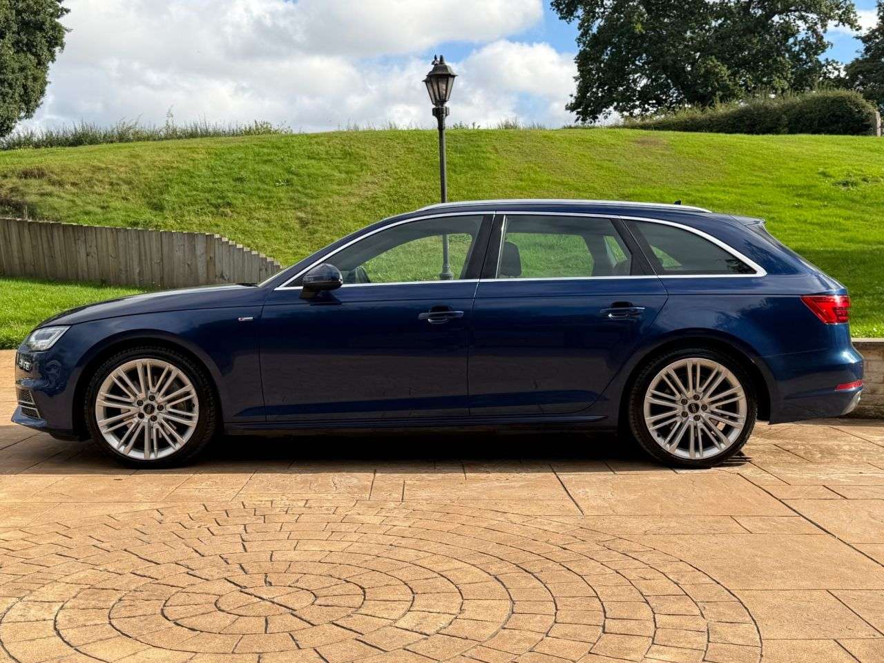 A 2017 AUDI A4 AVANT 3.0 TDI V6 S line Estate 5dr Diesel Tiptronic quattro Euro 6 (s/s) (272 ps) A 2017 AUDI A4 AVANT 3.0 TDI V6 S line Estate 5dr Diesel Tiptronic quattro Euro 6 (s/s) (272 ps)