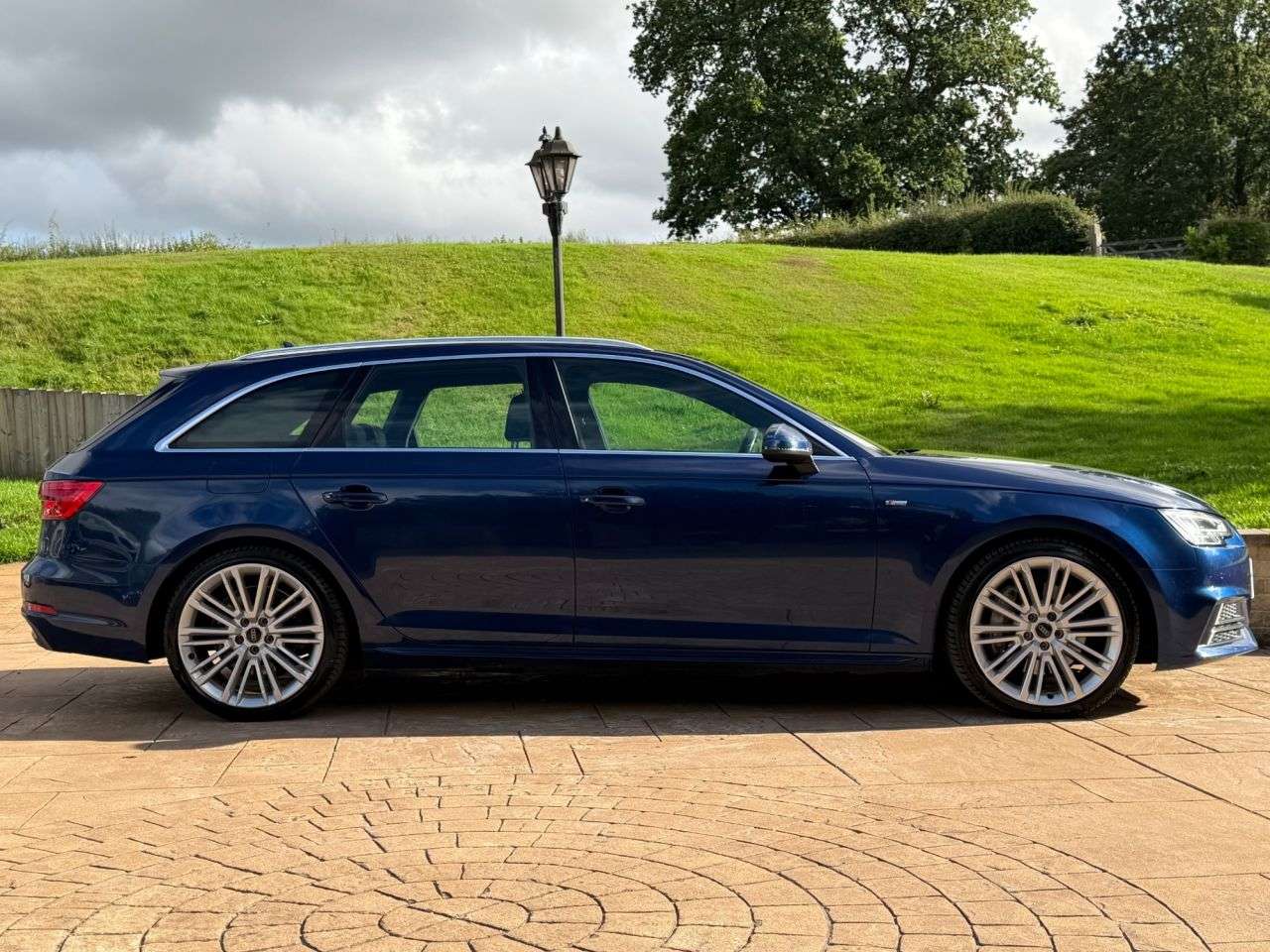 A 2017 AUDI A4 AVANT 3.0 TDI V6 S line Estate 5dr Diesel Tiptronic quattro Euro 6 (s/s) (272 ps) A 2017 AUDI A4 AVANT 3.0 TDI V6 S line Estate 5dr Diesel Tiptronic quattro Euro 6 (s/s) (272 ps)