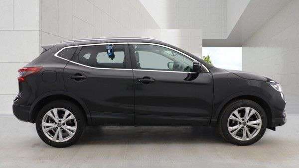 A 2019 NISSAN QASHQAI 1.3 DIG-T N-Connecta SUV 5dr Petrol Manual Euro 6 (s/s) (140 ps) PAN ROOF-R A 2019 NISSAN QASHQAI 1.3 DIG-T N-Connecta SUV 5dr Petrol Manual Euro 6 (s/s) (140 ps) PAN ROOF-R