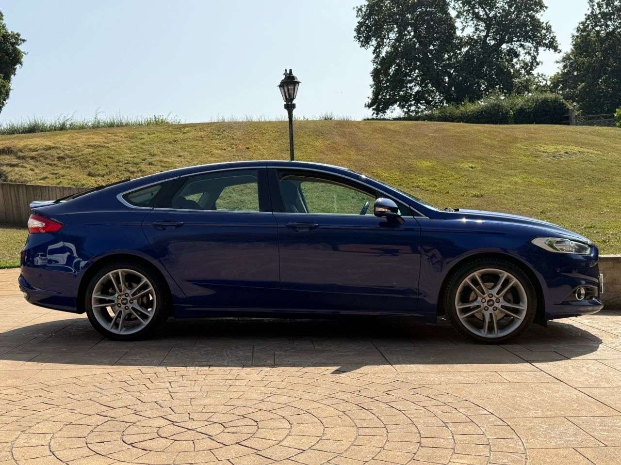 A 2015 FORD MONDEO 2.0 TDCi Titanium Hatchback 5dr Diesel Manual Euro 6 (s/s) (180 ps) FSH-SAT A 2015 FORD MONDEO 2.0 TDCi Titanium Hatchback 5dr Diesel Manual Euro 6 (s/s) (180 ps) FSH-SAT