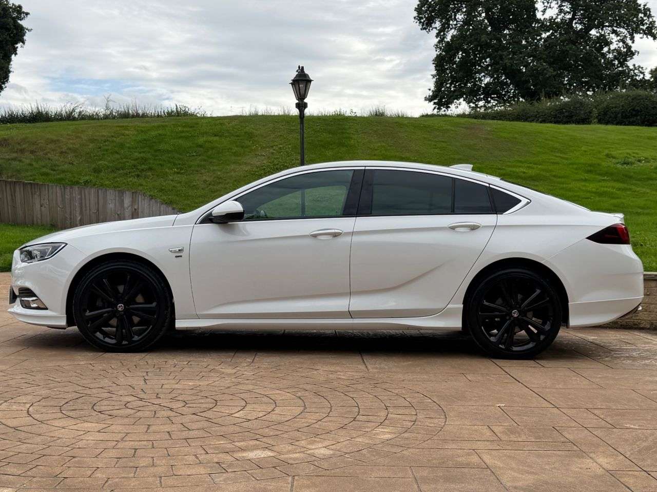 A 2018 VAUXHALL INSIGNIA 2.0 Turbo D BlueInjection SRi VX Line Nav Grand Sport 5dr Diesel Manual Eur A 2018 VAUXHALL INSIGNIA 2.0 Turbo D BlueInjection SRi VX Line Nav Grand Sport 5dr Diesel Manual Eur