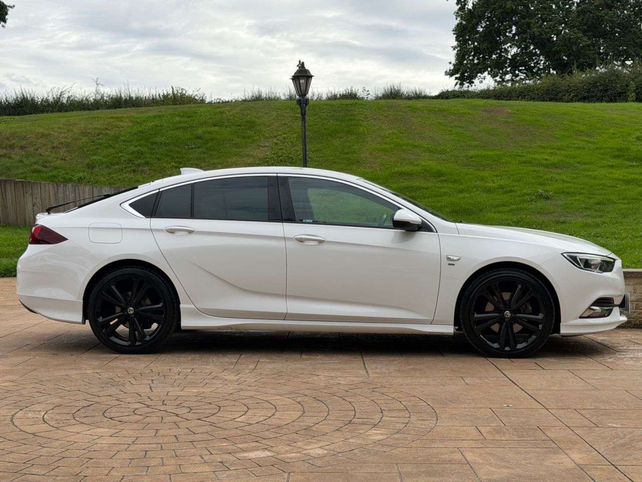 A 2018 VAUXHALL INSIGNIA 2.0 Turbo D BlueInjection SRi VX Line Nav Grand Sport 5dr Diesel Manual Eur A 2018 VAUXHALL INSIGNIA 2.0 Turbo D BlueInjection SRi VX Line Nav Grand Sport 5dr Diesel Manual Eur