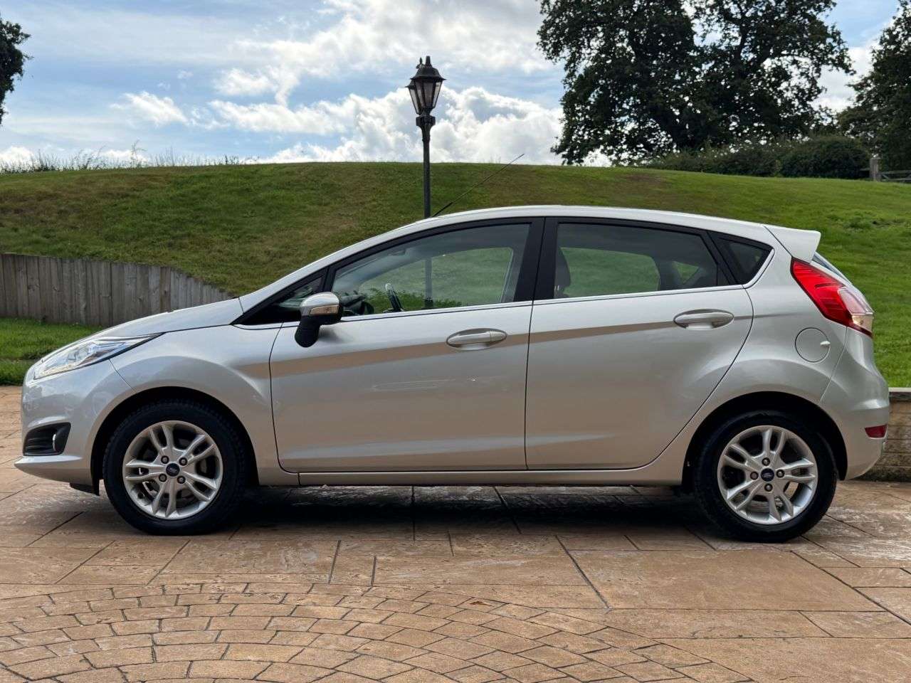 A 2016 FORD FIESTA 1.6 Zetec Hatchback 5dr Petrol Powershift Euro 6 (105 ps) 1 FORMER KEEPER-S A 2016 FORD FIESTA 1.6 Zetec Hatchback 5dr Petrol Powershift Euro 6 (105 ps) 1 FORMER KEEPER-S