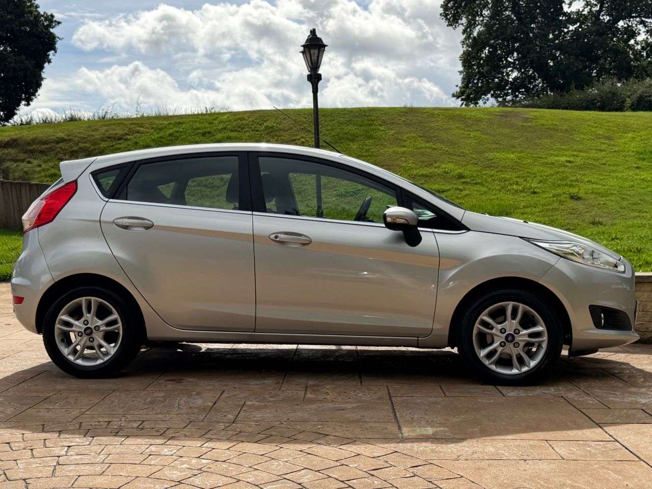 A 2016 FORD FIESTA 1.6 Zetec Hatchback 5dr Petrol Powershift Euro 6 (105 ps) 1 FORMER KEEPER-S A 2016 FORD FIESTA 1.6 Zetec Hatchback 5dr Petrol Powershift Euro 6 (105 ps) 1 FORMER KEEPER-S