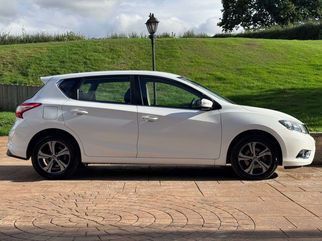 A 2017 NISSAN PULSAR 1.2 DIG-T Acenta Hatchback 5dr Petrol Manual Euro 6 (s/s) (115 ps) FULL SER A 2017 NISSAN PULSAR 1.2 DIG-T Acenta Hatchback 5dr Petrol Manual Euro 6 (s/s) (115 ps) FULL SER