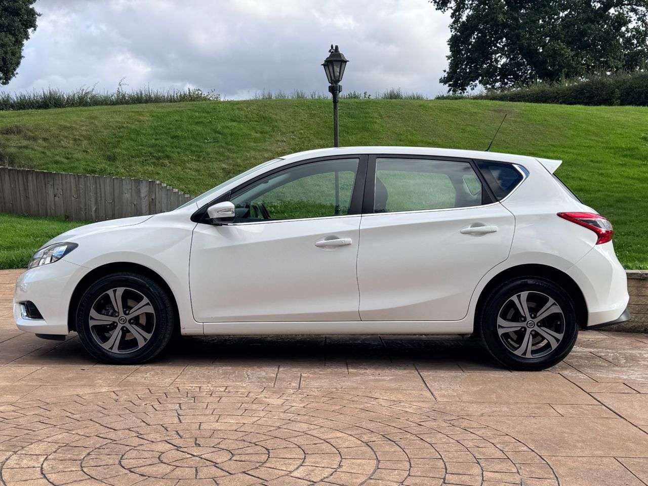 A 2017 NISSAN PULSAR 1.2 DIG-T Acenta Hatchback 5dr Petrol Manual Euro 6 (s/s) (115 ps) FULL SER A 2017 NISSAN PULSAR 1.2 DIG-T Acenta Hatchback 5dr Petrol Manual Euro 6 (s/s) (115 ps) FULL SER
