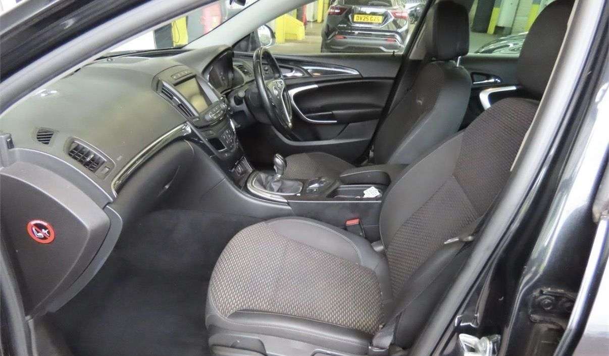 A 2014 VAUXHALL INSIGNIA 2.0 CDTi ecoFLEX Nav Country Tourer 5dr Diesel Manual 4WD Euro 5 (s/s) (163 A 2014 VAUXHALL INSIGNIA 2.0 CDTi ecoFLEX Nav Country Tourer 5dr Diesel Manual 4WD Euro 5 (s/s) (163