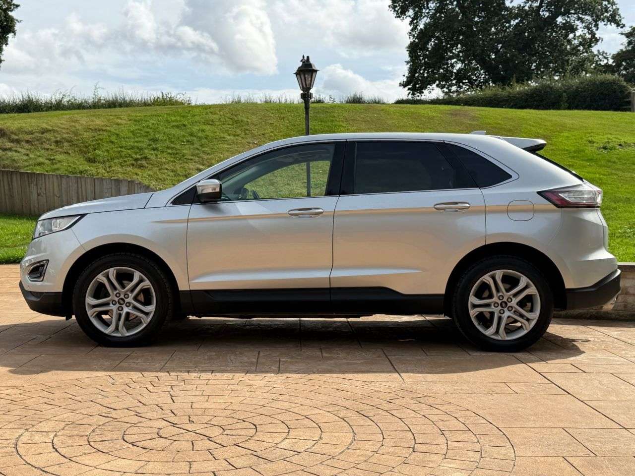 A 2017 FORD EDGE 2.0 TDCi Titanium SUV 5dr Diesel Manual AWD Euro 6 (s/s) (180 ps) TOW BAR-P A 2017 FORD EDGE 2.0 TDCi Titanium SUV 5dr Diesel Manual AWD Euro 6 (s/s) (180 ps) TOW BAR-P