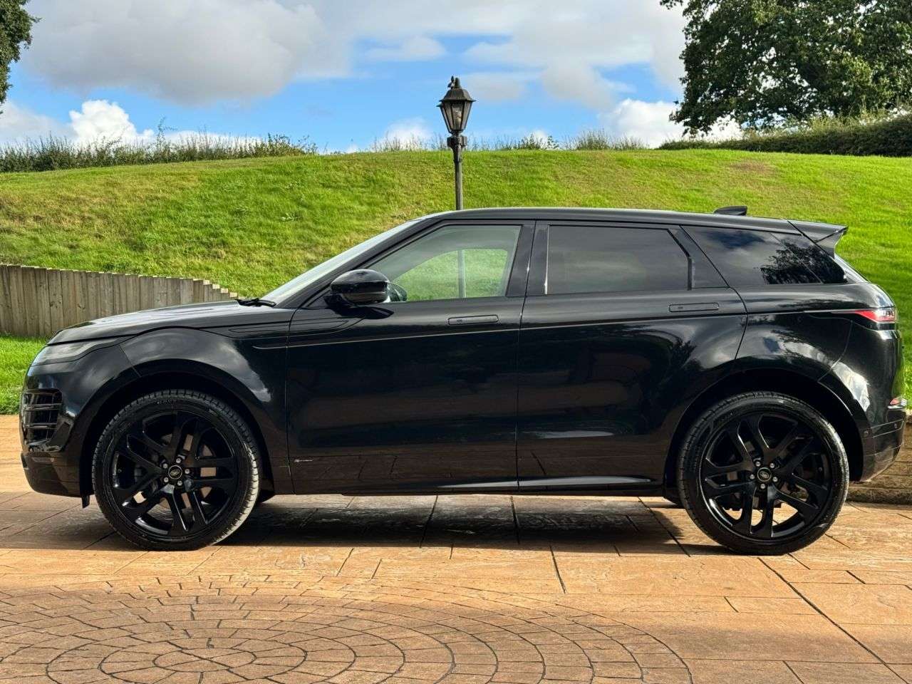 A 2019 LAND ROVER RANGE ROVER EVOQUE 2.0 D240 R-Dynamic HSE SUV 5dr Diesel Auto 4WD Euro 6 (s/s) (240 ps) 1 FORM A 2019 LAND ROVER RANGE ROVER EVOQUE 2.0 D240 R-Dynamic HSE SUV 5dr Diesel Auto 4WD Euro 6 (s/s) (240 ps) 1 FORM