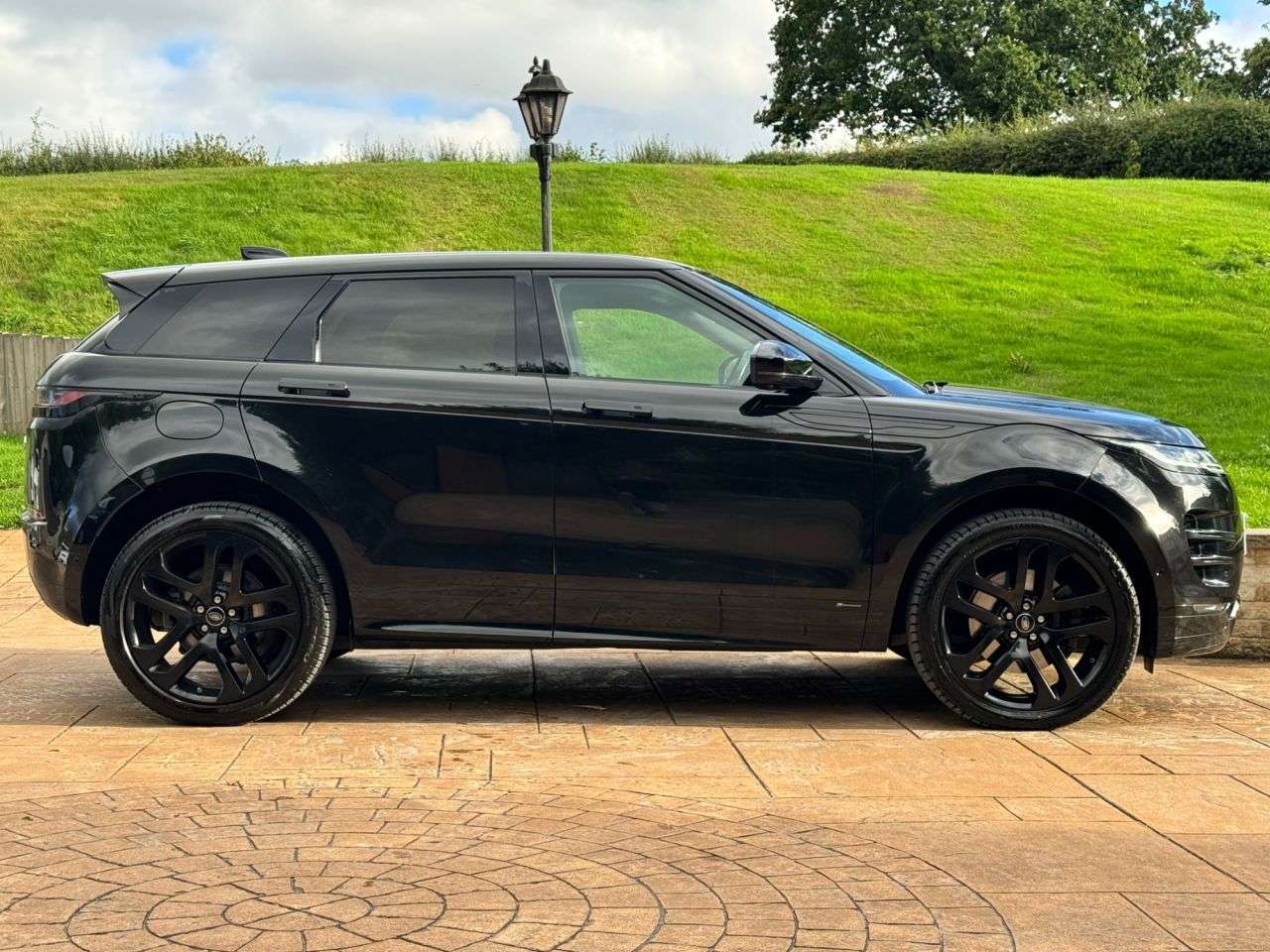 A 2019 LAND ROVER RANGE ROVER EVOQUE 2.0 D240 R-Dynamic HSE SUV 5dr Diesel Auto 4WD Euro 6 (s/s) (240 ps) 1 FORM A 2019 LAND ROVER RANGE ROVER EVOQUE 2.0 D240 R-Dynamic HSE SUV 5dr Diesel Auto 4WD Euro 6 (s/s) (240 ps) 1 FORM