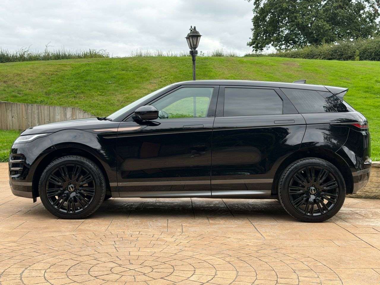 A 2019 LAND ROVER RANGE ROVER EVOQUE 2.0 D150 R-Dynamic S SUV 5dr Diesel Auto 4WD Euro 6 (s/s) (150 ps) SERVICED A 2019 LAND ROVER RANGE ROVER EVOQUE 2.0 D150 R-Dynamic S SUV 5dr Diesel Auto 4WD Euro 6 (s/s) (150 ps) SERVICED