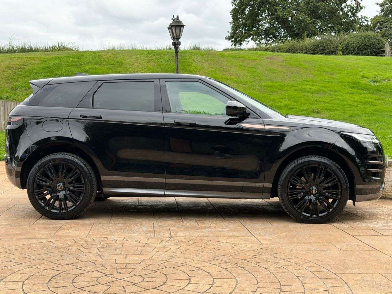 A 2019 LAND ROVER RANGE ROVER EVOQUE 2.0 D150 R-Dynamic S SUV 5dr Diesel Auto 4WD Euro 6 (s/s) (150 ps) SERVICED A 2019 LAND ROVER RANGE ROVER EVOQUE 2.0 D150 R-Dynamic S SUV 5dr Diesel Auto 4WD Euro 6 (s/s) (150 ps) SERVICED