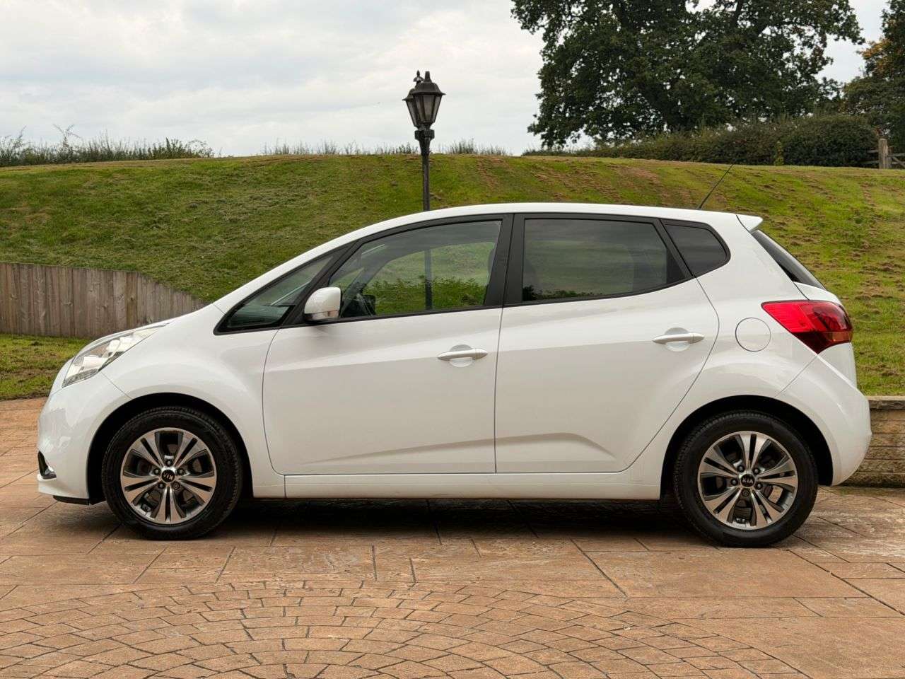 A 2015 KIA VENGA 1.6 CRDi 3 MPV 5dr Diesel Manual Euro 6 (s/s) (114 bhp) 10 SERVCES. A 2015 KIA VENGA 1.6 CRDi 3 MPV 5dr Diesel Manual Euro 6 (s/s) (114 bhp) 10 SERVCES.