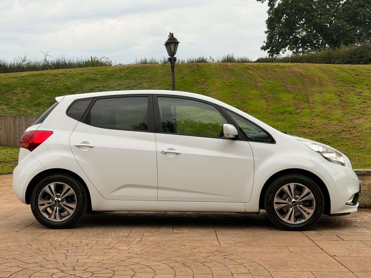 A 2015 KIA VENGA 1.6 CRDi 3 MPV 5dr Diesel Manual Euro 6 (s/s) (114 bhp) 10 SERVCES. A 2015 KIA VENGA 1.6 CRDi 3 MPV 5dr Diesel Manual Euro 6 (s/s) (114 bhp) 10 SERVCES.