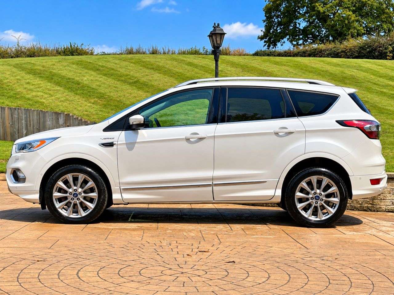 A 2017 FORD KUGA 2.0 TDCi Vignale SUV 5dr Diesel Manual AWD Euro 6 (s/s) (180 ps) PAN ROOF - A 2017 FORD KUGA 2.0 TDCi Vignale SUV 5dr Diesel Manual AWD Euro 6 (s/s) (180 ps) PAN ROOF -