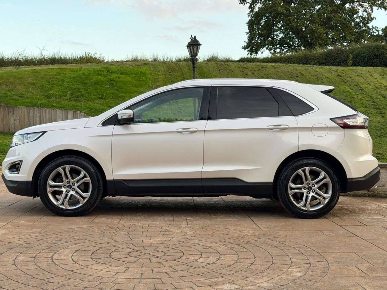 A 2017 FORD EDGE 2.0 TDCi Titanium SUV 5dr Diesel Powershift AWD Euro 6 (s/s) (210 ps) PLATI A 2017 FORD EDGE 2.0 TDCi Titanium SUV 5dr Diesel Powershift AWD Euro 6 (s/s) (210 ps) PLATI