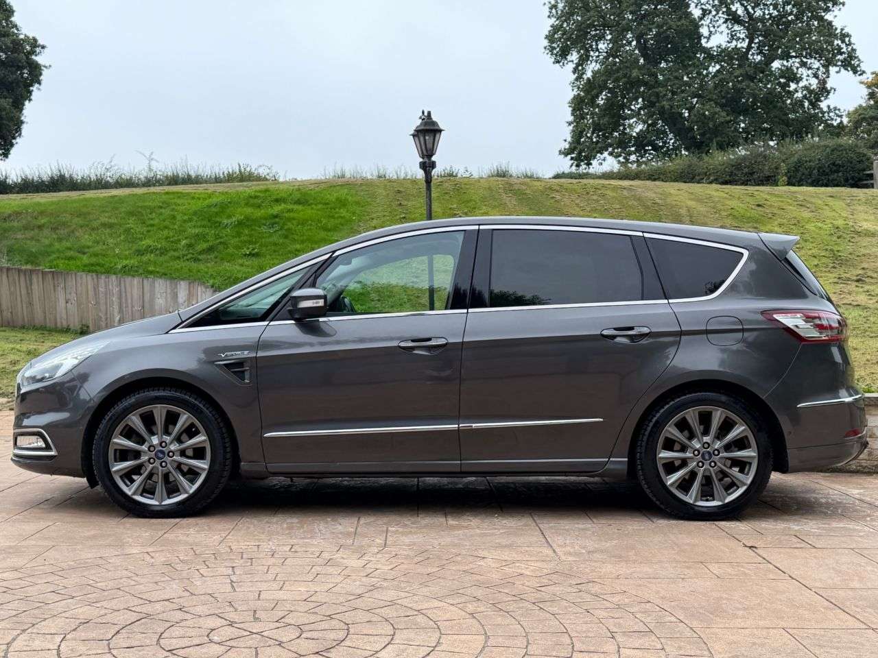 A 2017 FORD S-MAX 2.0 TDCi Vignale MPV 5dr Diesel Powershift Euro 6 (s/s) (210 ps) FULL GLASS A 2017 FORD S-MAX 2.0 TDCi Vignale MPV 5dr Diesel Powershift Euro 6 (s/s) (210 ps) FULL GLASS