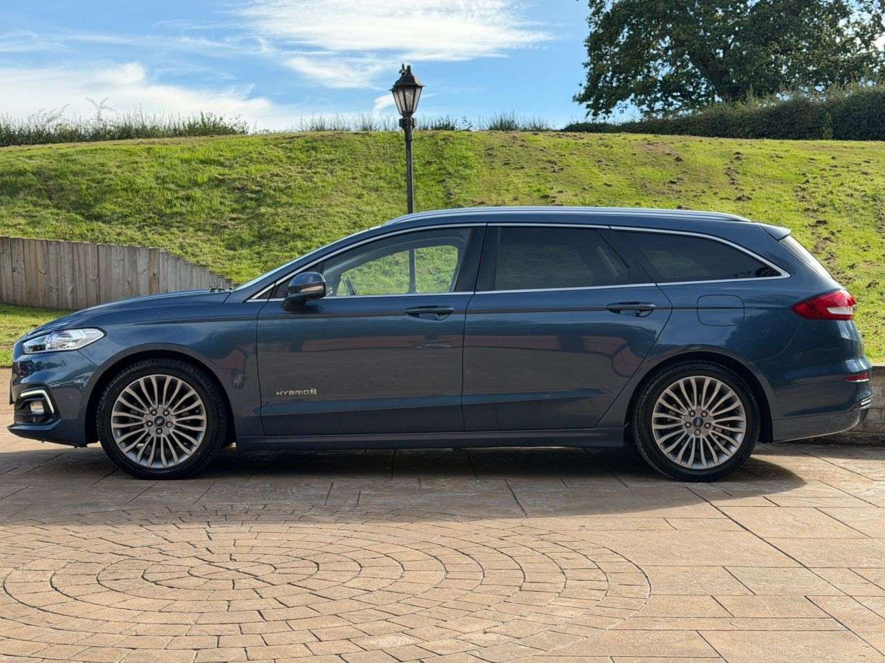 A 2019 FORD MONDEO 2.0 TiVCT Titanium Edition Estate 5dr Petrol Hybrid CVT Euro 6 (s/s) (17 in A 2019 FORD MONDEO 2.0 TiVCT Titanium Edition Estate 5dr Petrol Hybrid CVT Euro 6 (s/s) (17 in