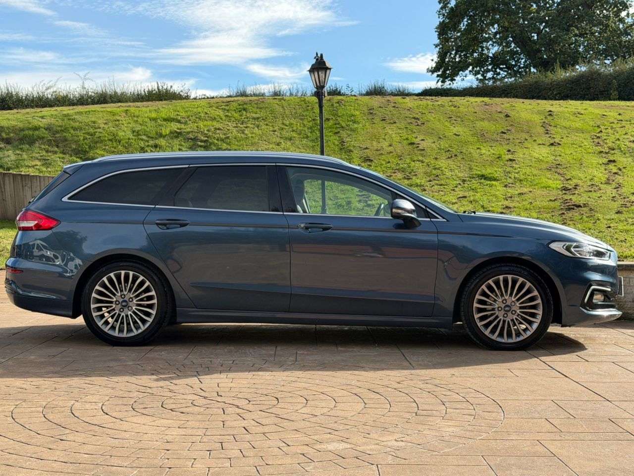 A 2019 FORD MONDEO 2.0 TiVCT Titanium Edition Estate 5dr Petrol Hybrid CVT Euro 6 (s/s) (17 in A 2019 FORD MONDEO 2.0 TiVCT Titanium Edition Estate 5dr Petrol Hybrid CVT Euro 6 (s/s) (17 in