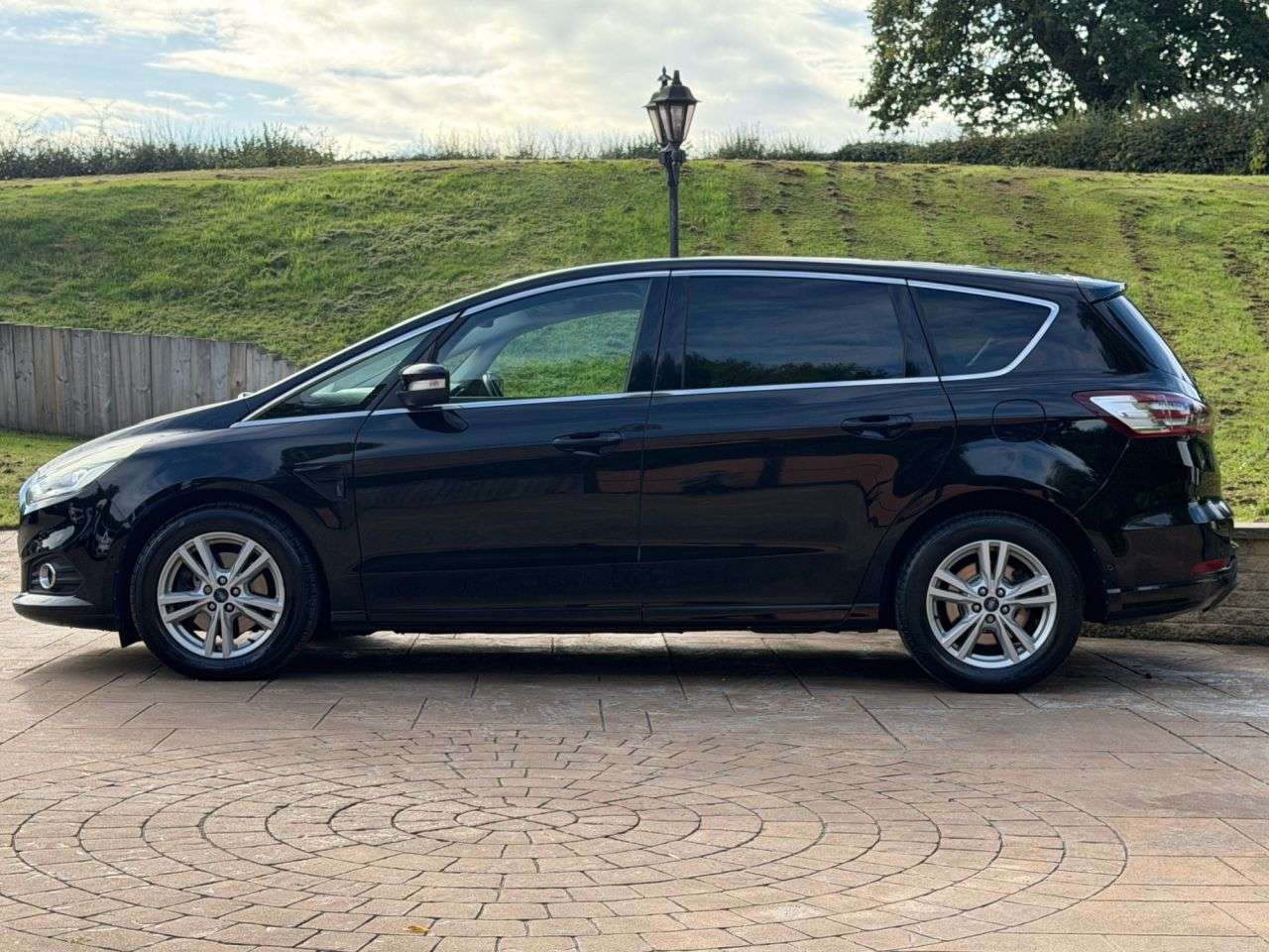 A 2016 FORD S-MAX 2.0 TDCi Titanium MPV 5dr Diesel Powershift Euro 6 (s/s) (180 ps) FULL SERV A 2016 FORD S-MAX 2.0 TDCi Titanium MPV 5dr Diesel Powershift Euro 6 (s/s) (180 ps) FULL SERV