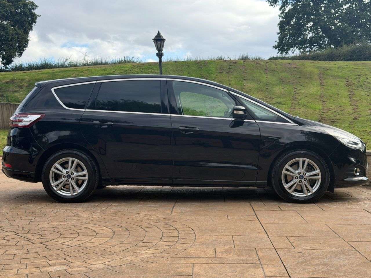 A 2016 FORD S-MAX 2.0 TDCi Titanium MPV 5dr Diesel Powershift Euro 6 (s/s) (180 ps) FULL SERV A 2016 FORD S-MAX 2.0 TDCi Titanium MPV 5dr Diesel Powershift Euro 6 (s/s) (180 ps) FULL SERV