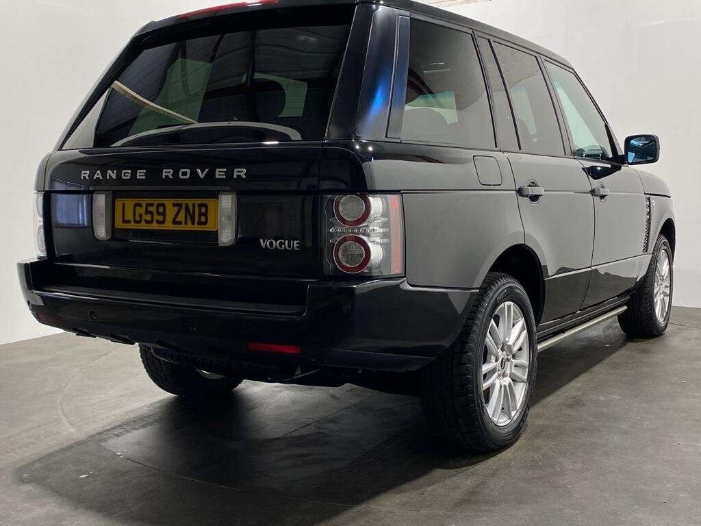 A 2009 LAND ROVER RANGE ROVER 3.6 TDV8 VOGUE 5d 271 BHP 2 Owners Complete Service Record A 2009 LAND ROVER RANGE ROVER 3.6 TDV8 VOGUE 5d 271 BHP 2 Owners Complete Service Record