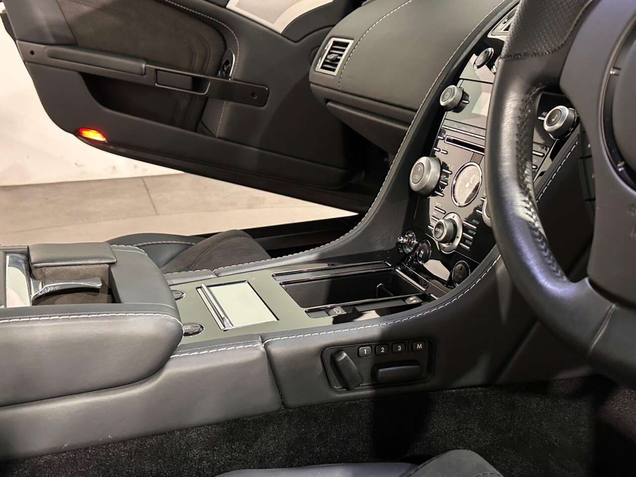 2009 ASTON MARTIN DBS 2009 ASTON MARTIN DBS