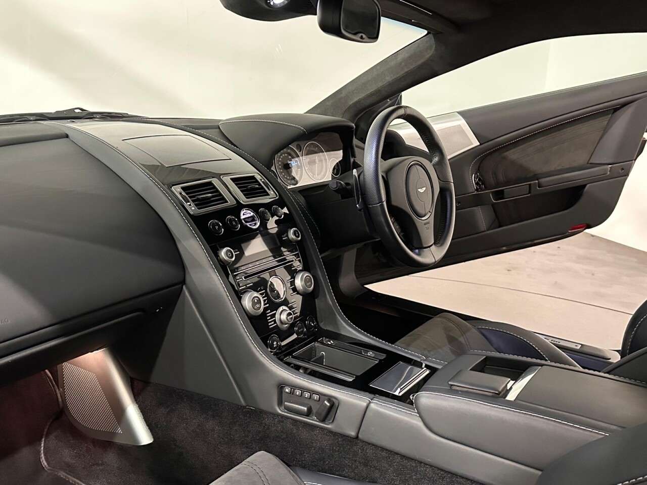 2009 ASTON MARTIN DBS 2009 ASTON MARTIN DBS