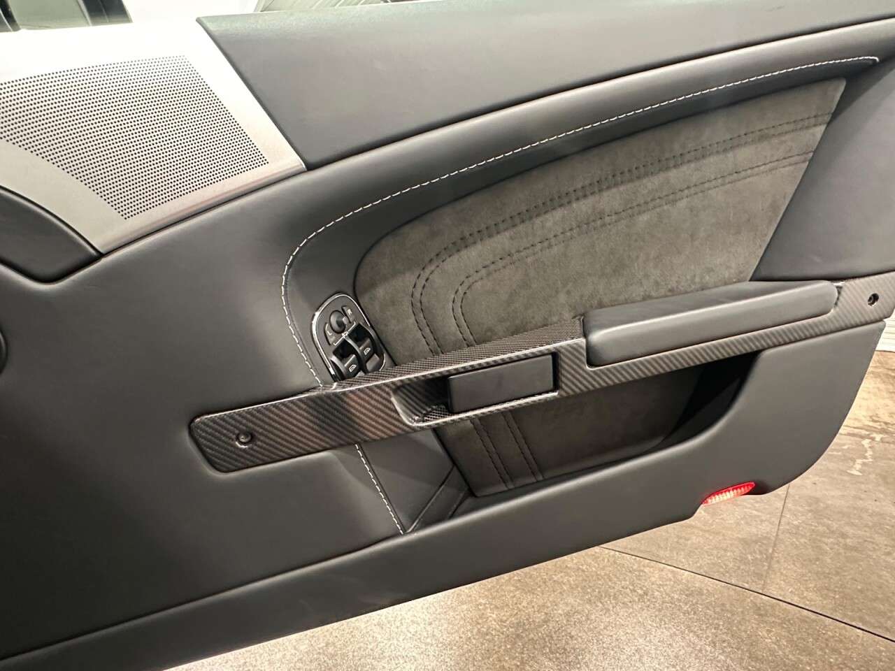 2009 ASTON MARTIN DBS 2009 ASTON MARTIN DBS