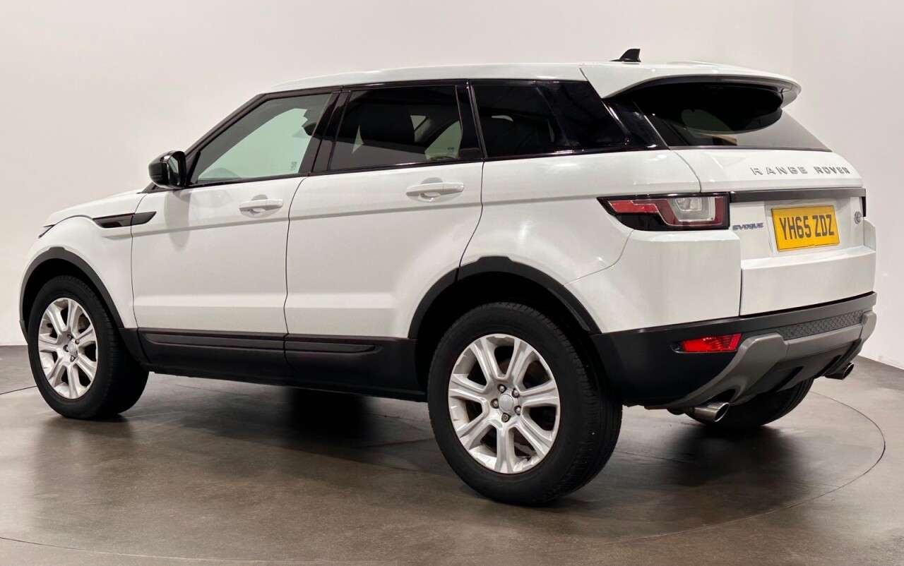 A 2015 LAND ROVER RANGE ROVER EVOQUE 2.0 eD4 SE Tech SUV 5dr Diesel Manual FWD Euro 6 (s/s) (150 ps) A 2015 LAND ROVER RANGE ROVER EVOQUE 2.0 eD4 SE Tech SUV 5dr Diesel Manual FWD Euro 6 (s/s) (150 ps)