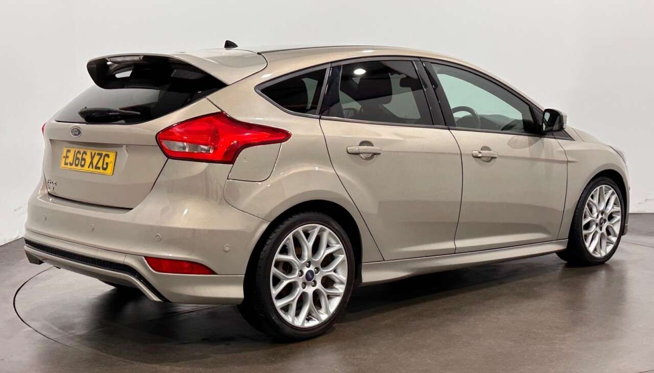 A 2016 FORD FOCUS 1.5 TDCi ST-Line Hatchback 5dr Diesel Manual Euro 6 (s/s) (120 ps) Sports S A 2016 FORD FOCUS 1.5 TDCi ST-Line Hatchback 5dr Diesel Manual Euro 6 (s/s) (120 ps) Sports S
