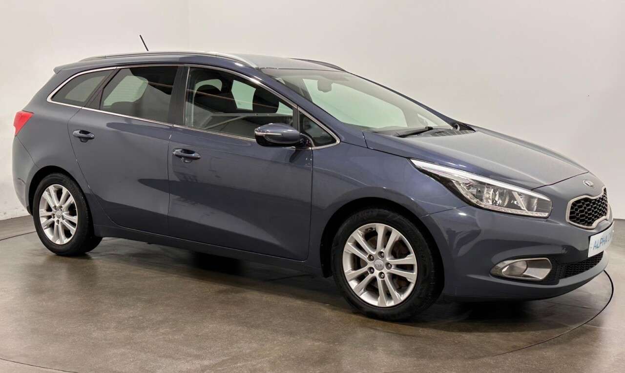 A 2015 KIA CEED 1.6 CRDi EcoDynamics 3 Sportswagon 5dr Diesel Manual Euro 5 (s/s) (126 bhp) A 2015 KIA CEED 1.6 CRDi EcoDynamics 3 Sportswagon 5dr Diesel Manual Euro 5 (s/s) (126 bhp)