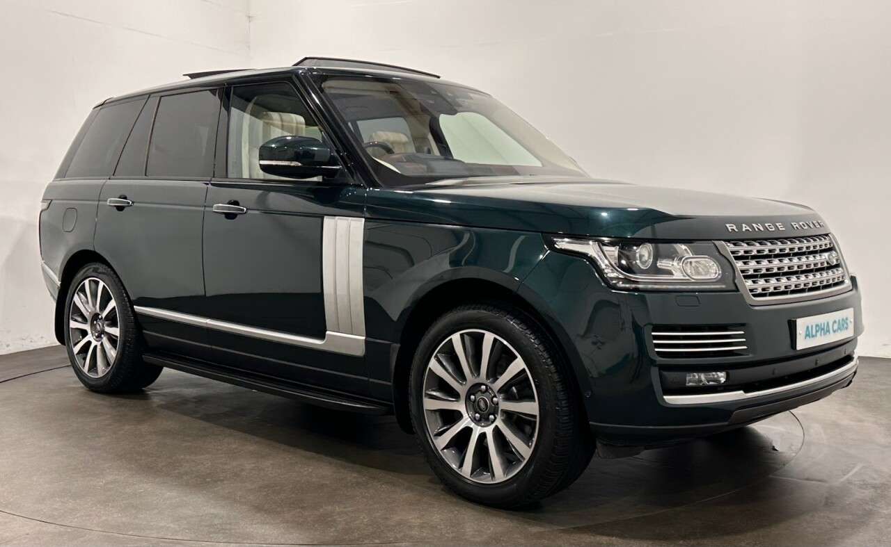 A 2017 LAND ROVER RANGE ROVER 4.4 SD V8 Autobiography SUV 5dr Diesel Auto 4WD Euro 6 (s/s) (339 ps) Very A 2017 LAND ROVER RANGE ROVER 4.4 SD V8 Autobiography SUV 5dr Diesel Auto 4WD Euro 6 (s/s) (339 ps) Very