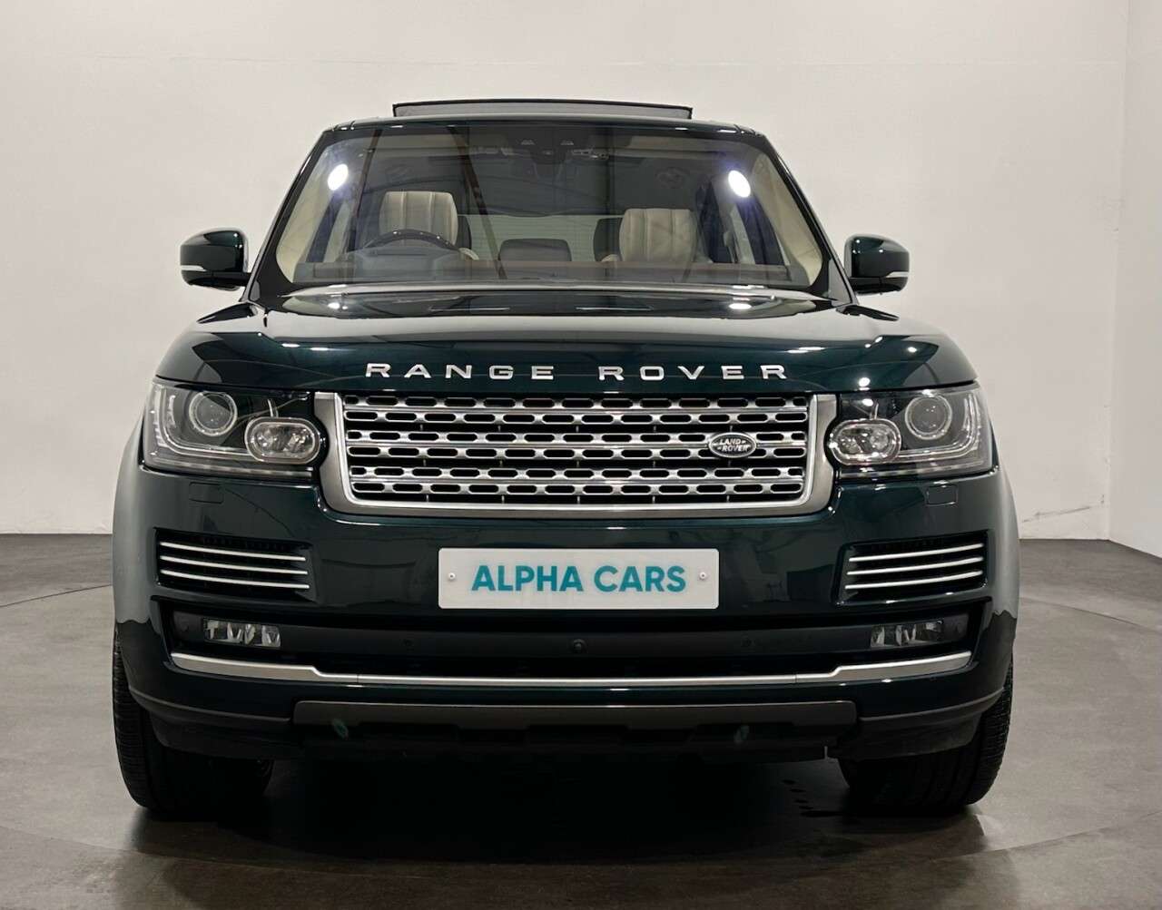 A 2017 LAND ROVER RANGE ROVER 4.4 SD V8 Autobiography SUV 5dr Diesel Auto 4WD Euro 6 (s/s) (339 ps) Very A 2017 LAND ROVER RANGE ROVER 4.4 SD V8 Autobiography SUV 5dr Diesel Auto 4WD Euro 6 (s/s) (339 ps) Very