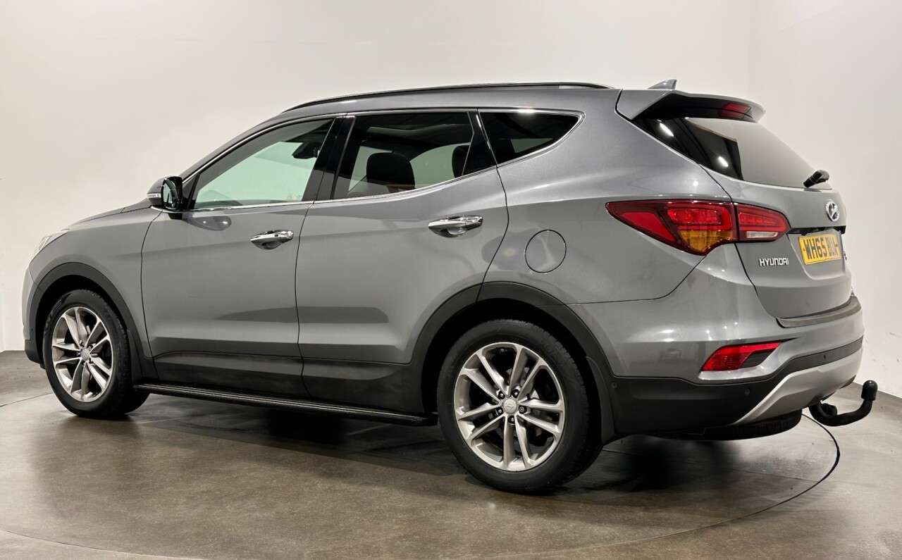 A 2016 HYUNDAI SANTA FE 2.2 CRDi Blue Drive Premium SE SUV 5dr Diesel Auto 4WD Euro 6 (s/s) (7 Seat A 2016 HYUNDAI SANTA FE 2.2 CRDi Blue Drive Premium SE SUV 5dr Diesel Auto 4WD Euro 6 (s/s) (7 Seat