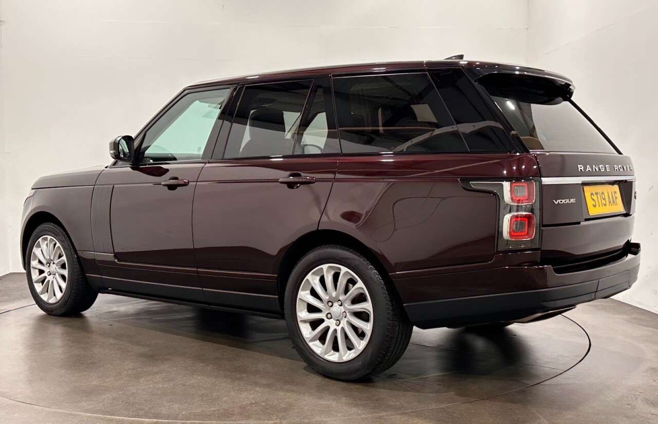 A 2019 LAND ROVER RANGE ROVER 3.0 SD V6 Vogue SUV 5dr Diesel Auto 4WD Euro 6 (s/s) (275 ps) A 2019 LAND ROVER RANGE ROVER 3.0 SD V6 Vogue SUV 5dr Diesel Auto 4WD Euro 6 (s/s) (275 ps)