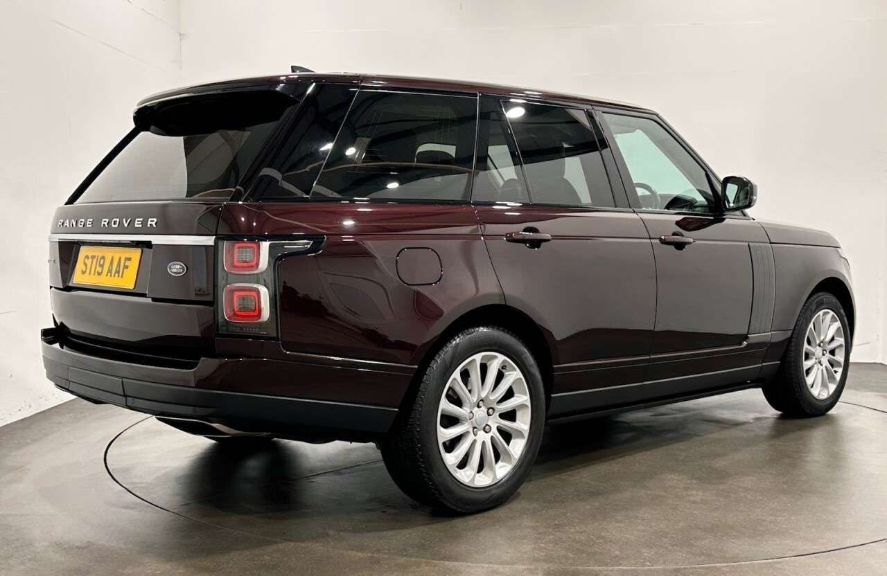 A 2019 LAND ROVER RANGE ROVER 3.0 SD V6 Vogue SUV 5dr Diesel Auto 4WD Euro 6 (s/s) (275 ps) A 2019 LAND ROVER RANGE ROVER 3.0 SD V6 Vogue SUV 5dr Diesel Auto 4WD Euro 6 (s/s) (275 ps)