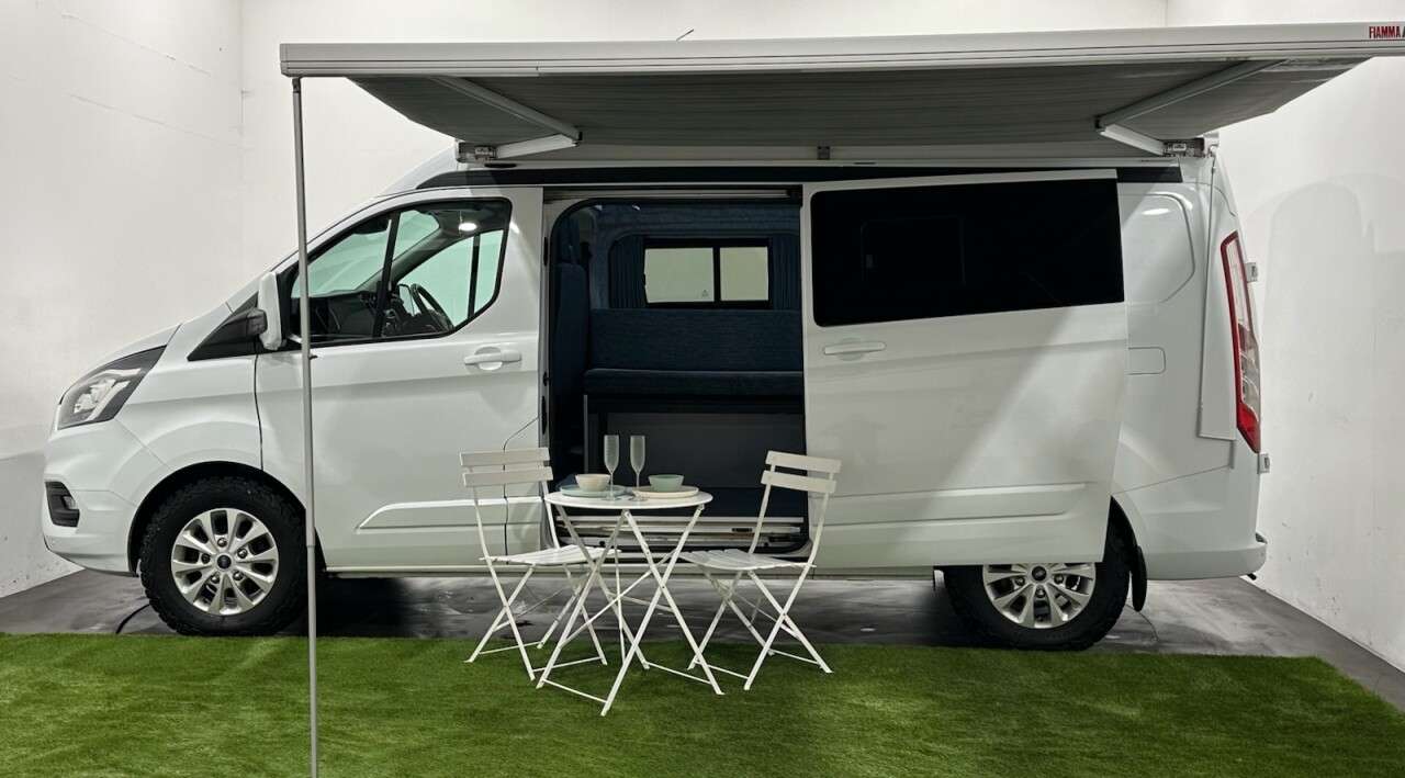 A 2018 FORD TRANSIT CUSTOM 300 LIMITED P/V L2 H2 A 2018 FORD TRANSIT CUSTOM 300 LIMITED P/V L2 H2