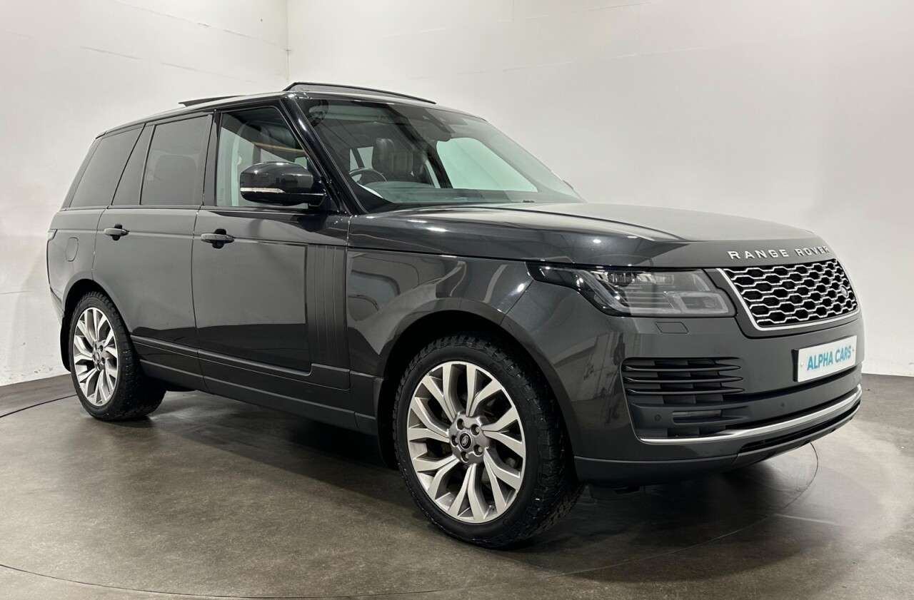 A 2019 LAND ROVER RANGE ROVER 3.0 SD V6 Vogue SUV 5dr Diesel Auto 4WD Euro 6 (s/s) (275 ps) Apple Car Pla A 2019 LAND ROVER RANGE ROVER 3.0 SD V6 Vogue SUV 5dr Diesel Auto 4WD Euro 6 (s/s) (275 ps) Apple Car Pla