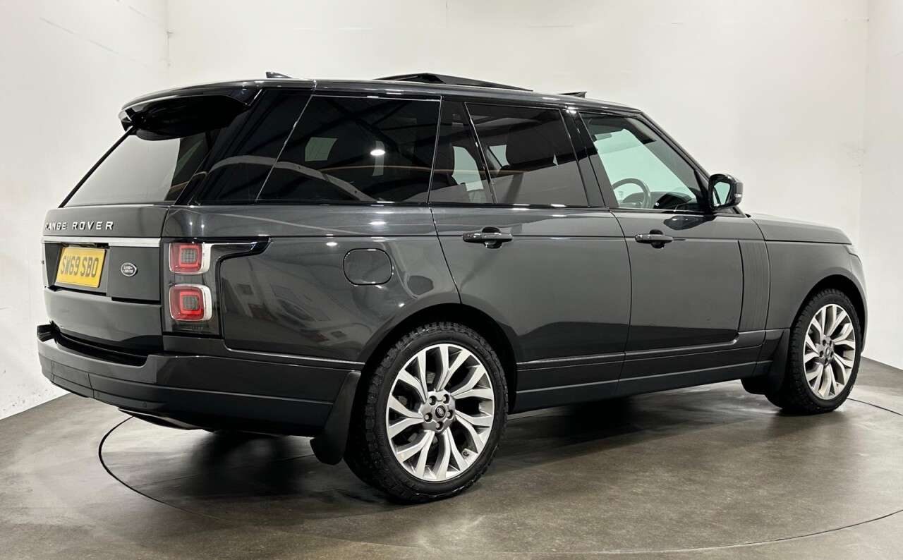 A 2019 LAND ROVER RANGE ROVER 3.0 SD V6 Vogue SUV 5dr Diesel Auto 4WD Euro 6 (s/s) (275 ps) Apple Car Pla A 2019 LAND ROVER RANGE ROVER 3.0 SD V6 Vogue SUV 5dr Diesel Auto 4WD Euro 6 (s/s) (275 ps) Apple Car Pla