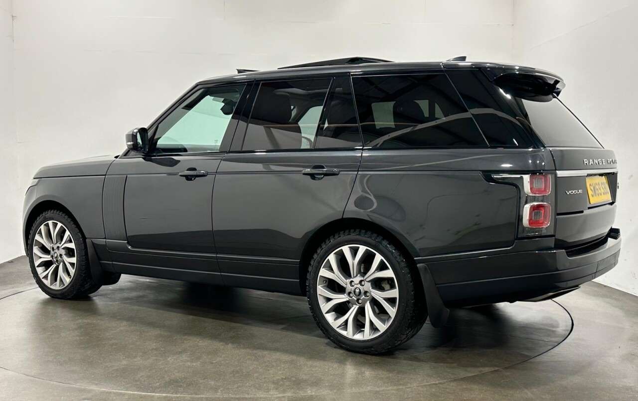 A 2019 LAND ROVER RANGE ROVER 3.0 SD V6 Vogue SUV 5dr Diesel Auto 4WD Euro 6 (s/s) (275 ps) Apple Car Pla A 2019 LAND ROVER RANGE ROVER 3.0 SD V6 Vogue SUV 5dr Diesel Auto 4WD Euro 6 (s/s) (275 ps) Apple Car Pla