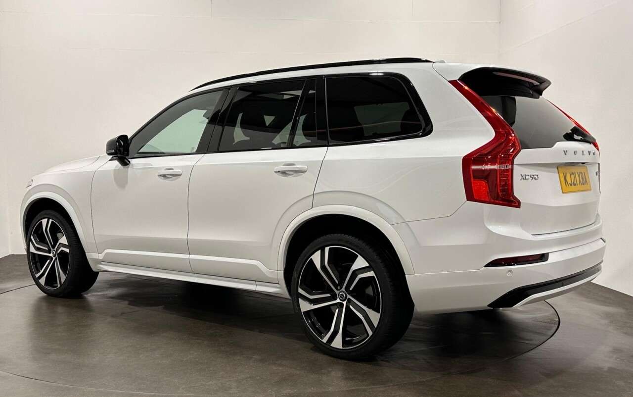 A 2021 VOLVO XC90 2.0 B5 MHEV R-Design SUV 5dr Diesel Hybrid Auto 4WD Euro 6 (s/s) (235 ps) F A 2021 VOLVO XC90 2.0 B5 MHEV R-Design SUV 5dr Diesel Hybrid Auto 4WD Euro 6 (s/s) (235 ps) F