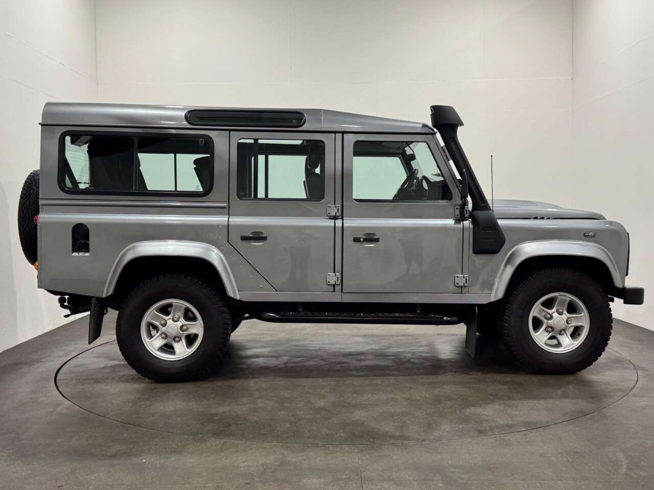 A 2013 LAND ROVER DEFENDER 2.2 TDCi County Station Wagon Double Cab 5dr Diesel Manual 4WD MWB Euro 5 ( A 2013 LAND ROVER DEFENDER 2.2 TDCi County Station Wagon Double Cab 5dr Diesel Manual 4WD MWB Euro 5 (