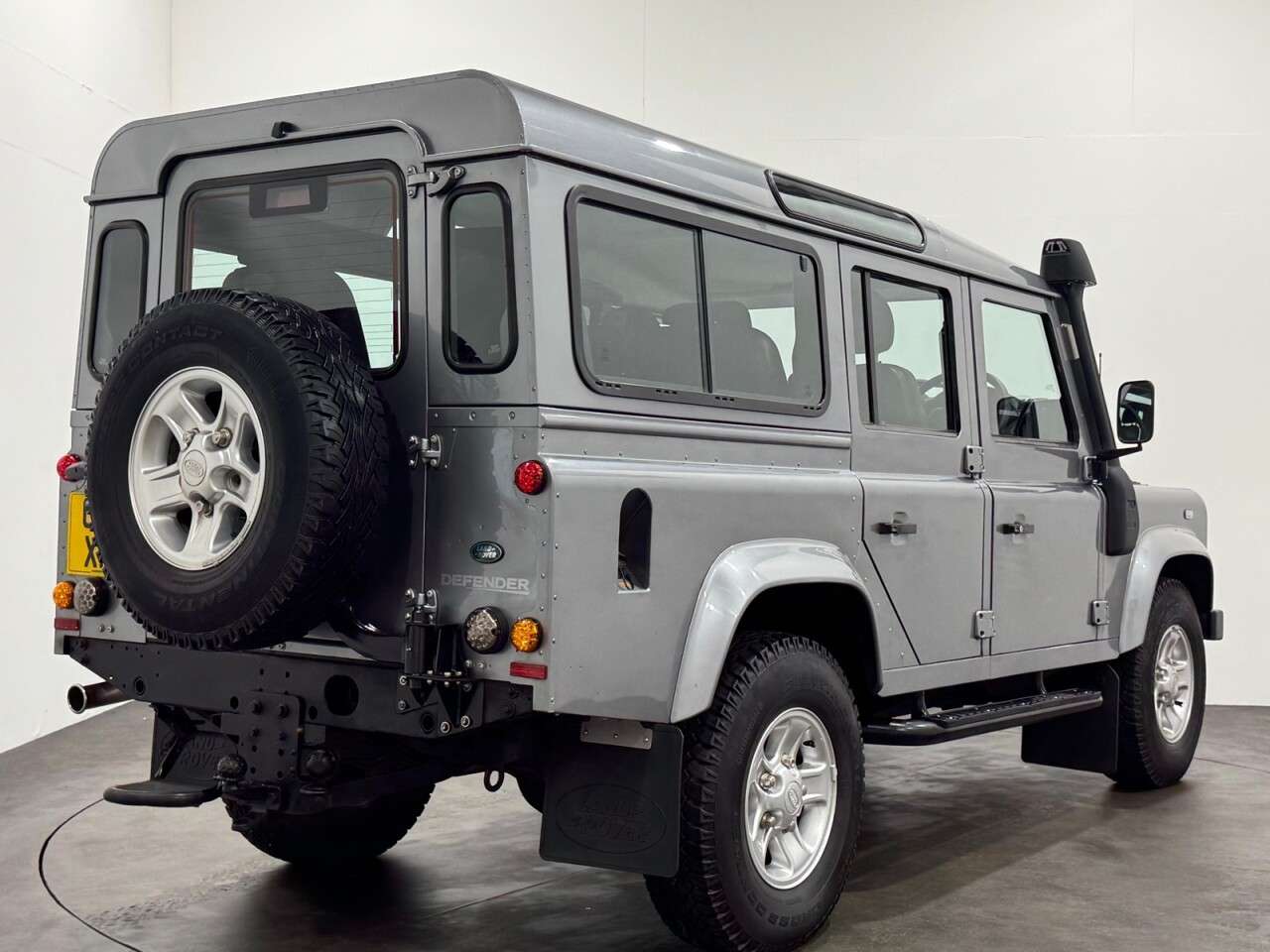 A 2013 LAND ROVER DEFENDER 2.2 TDCi County Station Wagon Double Cab 5dr Diesel Manual 4WD MWB Euro 5 ( A 2013 LAND ROVER DEFENDER 2.2 TDCi County Station Wagon Double Cab 5dr Diesel Manual 4WD MWB Euro 5 (