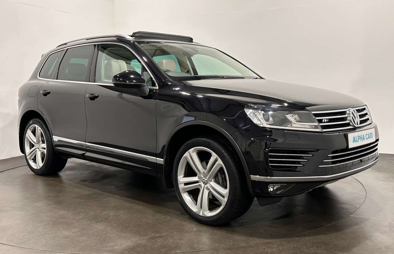 A 2017 VOLKSWAGEN TOUAREG 3.0 TDI V6 BlueMotion Tech R-Line SUV 5dr Diesel Tiptronic 4WD Euro 6 (s/s) A 2017 VOLKSWAGEN TOUAREG 3.0 TDI V6 BlueMotion Tech R-Line SUV 5dr Diesel Tiptronic 4WD Euro 6 (s/s)