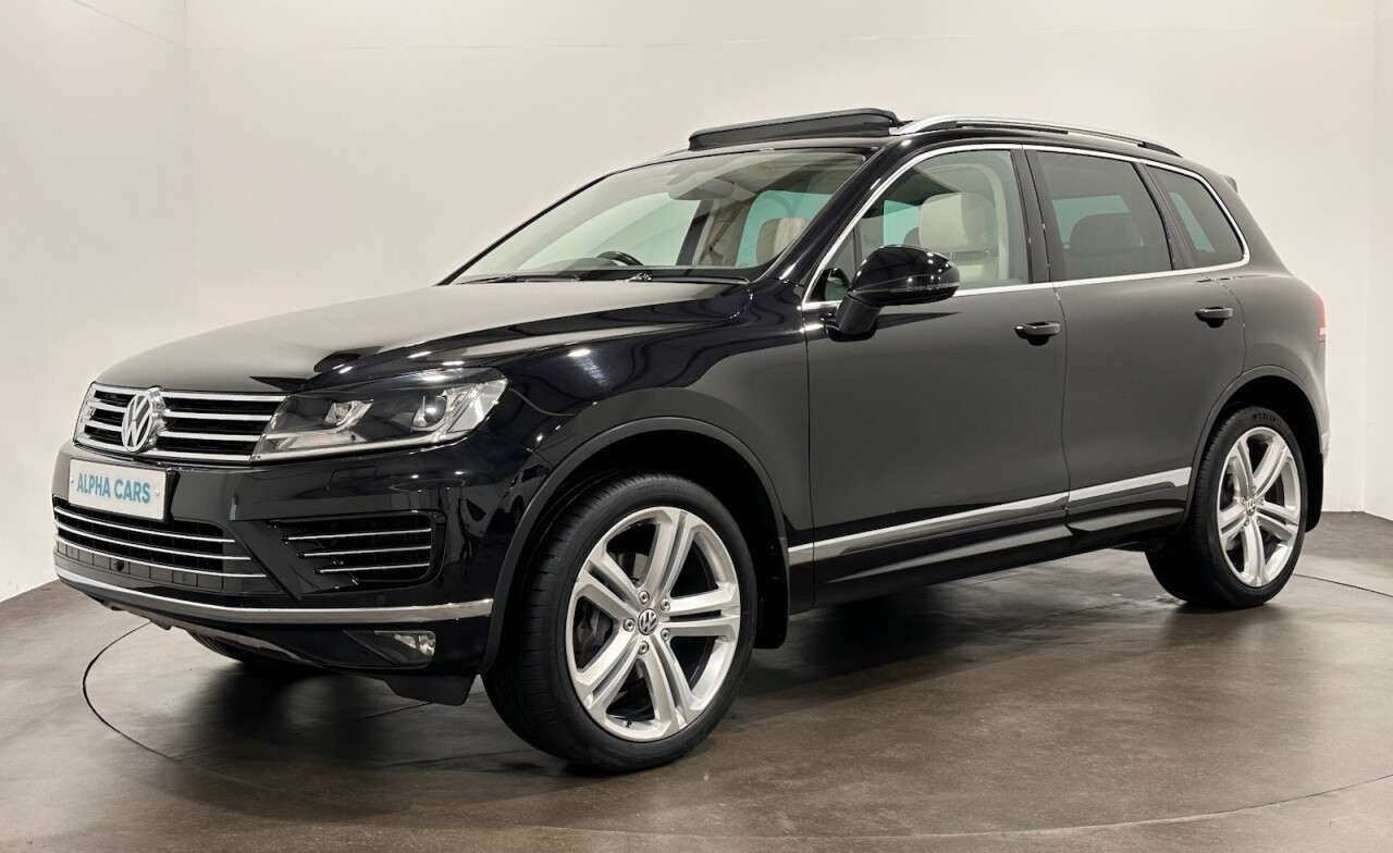 A 2017 VOLKSWAGEN TOUAREG 3.0 TDI V6 BlueMotion Tech R-Line SUV 5dr Diesel Tiptronic 4WD Euro 6 (s/s) A 2017 VOLKSWAGEN TOUAREG 3.0 TDI V6 BlueMotion Tech R-Line SUV 5dr Diesel Tiptronic 4WD Euro 6 (s/s)