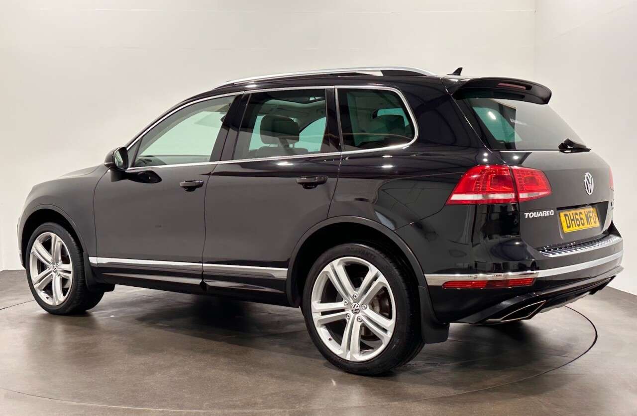 A 2017 VOLKSWAGEN TOUAREG 3.0 TDI V6 BlueMotion Tech R-Line SUV 5dr Diesel Tiptronic 4WD Euro 6 (s/s) A 2017 VOLKSWAGEN TOUAREG 3.0 TDI V6 BlueMotion Tech R-Line SUV 5dr Diesel Tiptronic 4WD Euro 6 (s/s)